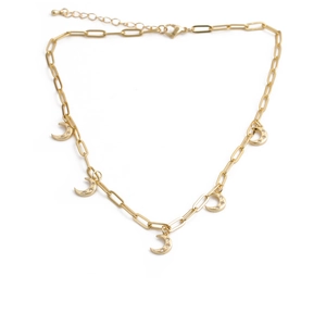 Détail du collier à trombones doré avec cinq pendentifs demi-lune et zircons étincelants