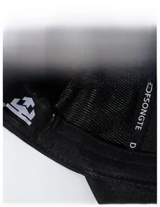 Détail de l'intérieur d'une casquette noire avec bandeau anti-transpiration et maille aérée