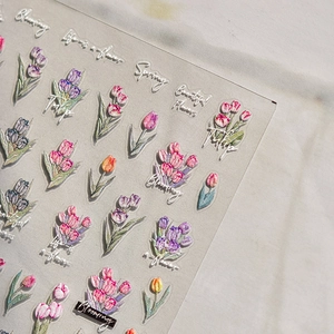Vue macro de stickers ongles tulipes en relief 3D avec texture de broderie rétro