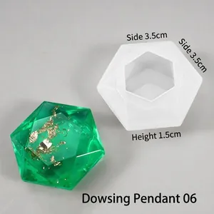 Détail du moule hexagonal en silicone et pendentif résine avec feuille d'or, 3,5 cm