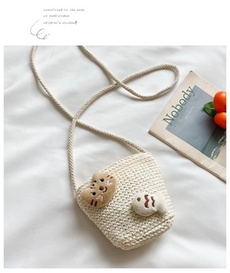 Dettaglio borsa a maglia crema per bambini con toppe a forma di gatto e pesce cartoon