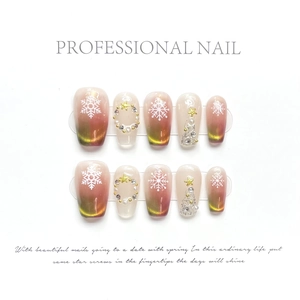 Faux ongles de Noël avec effet œil de chat rouge vert et motifs flocons de neige