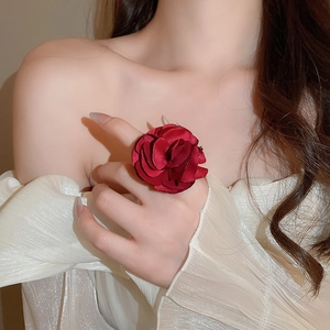 Detailaufnahme eines großen roten Stoffblumenrings mit elegant geschichteten Blütenblättern