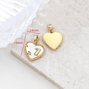 Makroaufnahme von 18k Gold-Herzanhänger mit Muscheleinlage und 14mm x 19mm Maßen
