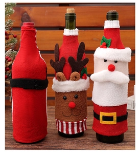 Detailansicht der Weihnachts-Weinflaschenhüllen mit Weihnachtsmann, Rentier und Strick