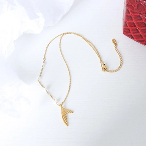French style 18K gold fishtail pendant necklace with natural freshwater pearls