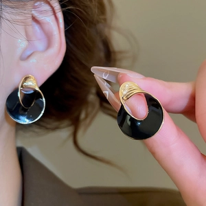 Detailansicht der Vintage-Ohrringe aus Gold und Emaille mit geometrischem Design