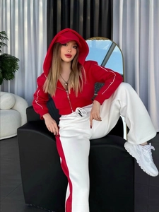 Ensemble de survêtement deux pièces pour femme avec sweat à capuche rouge et pantalon blanc