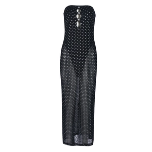 Vue détaillée d'une robe longue en résille noire avec strass argentés et texture transparente