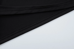 Gros plan sur la texture du tissu noir et les coutures de cette jupe style urbain