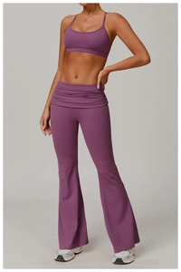 Détail de l'ensemble de yoga violet avec pantalon évasé taille haute et soutien-gorge