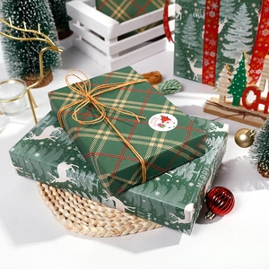 Kerst inpakpapier van kraftpapier met groene rendier- en ruitpatronen voor doos.