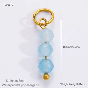 Detail von 18k vergoldetem Edelstahl-Anhänger mit blauen Perlen und Größenangaben