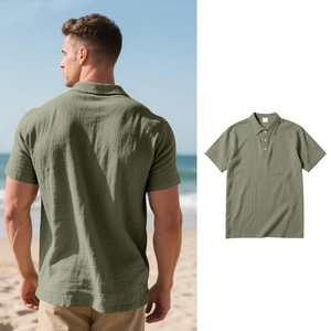 Détail du polo en lin pour hommes vert sauge avec un tissu seersucker texturé et respirant