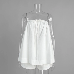 Détail du haut bandeau blanc avec cordon de serrage et short assorti pour l'été