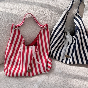 Détails de sacs cabas en toile rayée verticale avec bordure en dentelle et accents métalliques