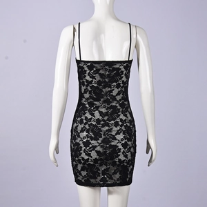 Vista trasera de mini vestido ajustado de encaje negro estilo Y2K en maniquí