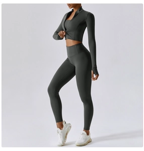 Detail of high-waisted yoga set with thumbhole sleeves and zipper stand collar design
