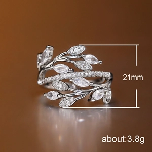 Anillo de plata con diseño de hojas entrelazadas y piedras de circonita cúbica