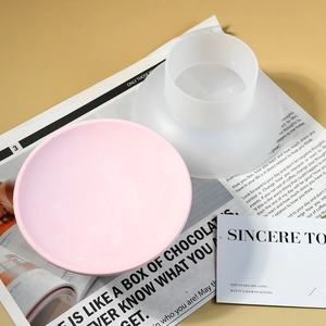 Dettaglio macro dello stampo in silicone rotondo con vassoio rosa finito su sfondo decorativo