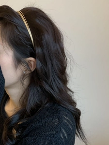 Detail eines minimalistischen, doppellagigen goldenen Metall-Haarreifs für einen Lagenlook
