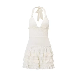 Detalle de vestido halter blanco con corpiño elástico y falda de volantes en capas