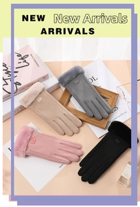 Détail de gants d'hiver chauds avec poignets en fausse fourrure en gris, beige, rose et noir