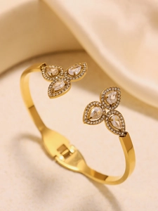 Close-up of 18k gold plated clover bracelet with shimmering 5A pear-cut zircons