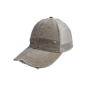Detalle de gorra de béisbol caqui en algodón lavado con malla transpirable y agujeros rotos