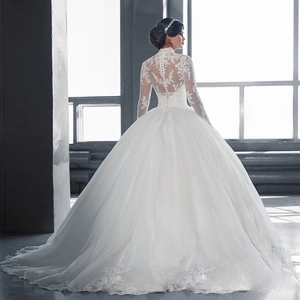 Robe de mariée élégante en dentelle à manches longues avec dos boutonné et jupe en tulle