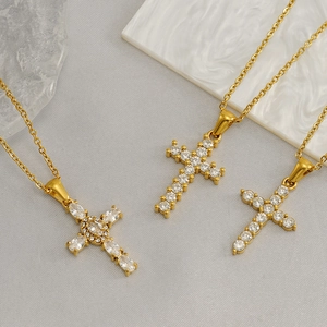 Collier croix en acier inoxydable plaqué or 18 carats avec zircons cubiques brillants