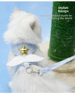 Détail du harnais bleu pour chat avec ailes d'ange blanches et broderie d'étoile dorée