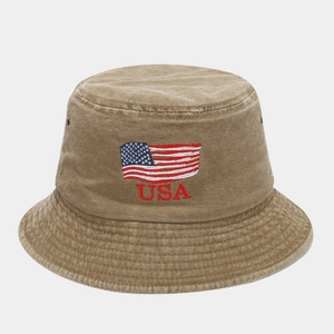 Détail de la broderie drapeau USA sur bob en coton kaki délavé avec coutures renforcées