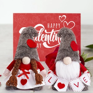 Gnomes de la Saint-Valentin faits main avec rose rouge et décor de carte d'amour