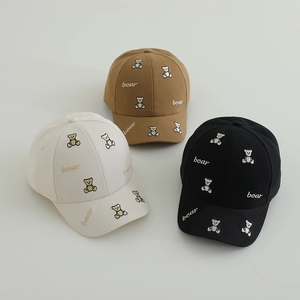 Détails de trois casquettes de baseball avec ours brodé en beige, marron et noir