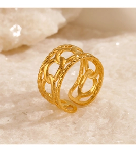 Nahaufnahme des goldenen hohlgeketteten Rings mit verstellbarem offenem Band auf Kristall