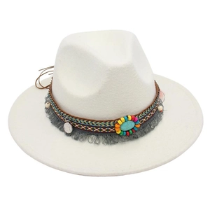Cappello in feltro bianco con decorazioni in turchese e nappe in stile bohémien