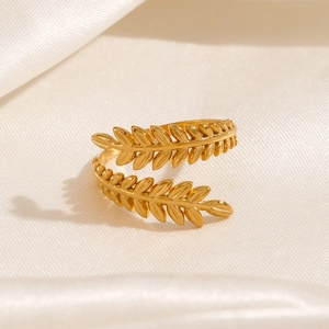 Bague élégante en acier inoxydable doré avec motif de feuilles ajustable pour femme