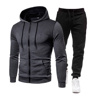 Tuta da uomo grigio scuro con stampa sfumata e joggers neri coordinati sportivi