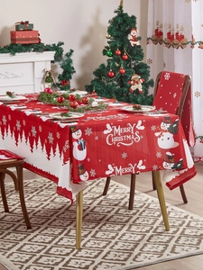 Detail van rood kersttafelkleed met sneeuwpoppen en vrolijke kersttekst print
