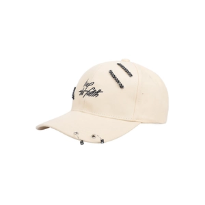 Dettaglio cappello beige in cotone con anelli di metallo e ricamo Keep the faith