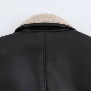 Dettaglio del colletto posteriore del cappotto in pelle nera con bordo in pelliccia