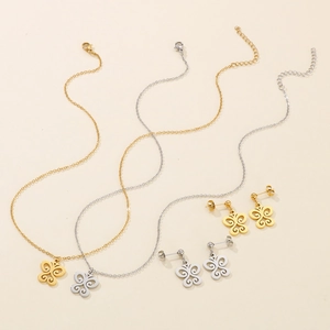 Colliers et boucles d'oreilles papillon ajourés en acier doré et argenté, vue à plat