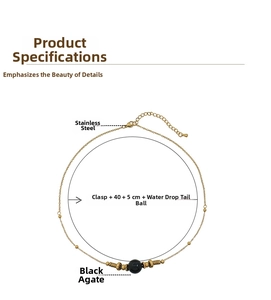 Détail d'une chaîne dorée en acier inoxydable de 40+5cm avec agate noire et goutte d'eau