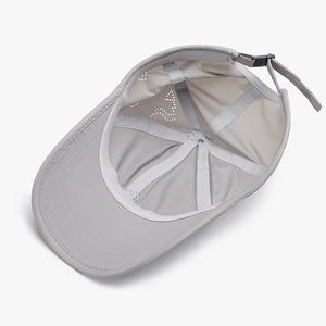 Casquette de sport gris clair à séchage rapide avec perforations laser et sangle ajustable
