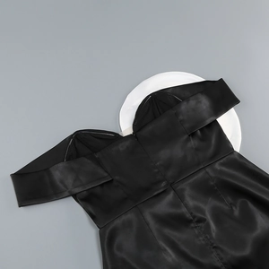 Détail de l'encolure bustier en satin noir élégant et de la texture lisse du tissu