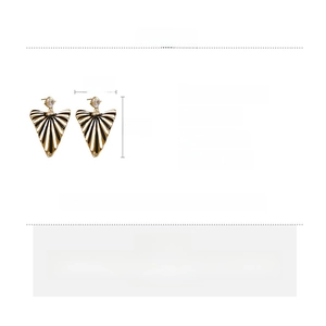 Fiche technique détaillée des boucles d'oreilles rayées noir et blanc avec dimensions