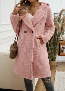 Detailansicht eines rosa Teddy-Mantels mit Kapuze, Doppelreiher-Knöpfen und Plüsch