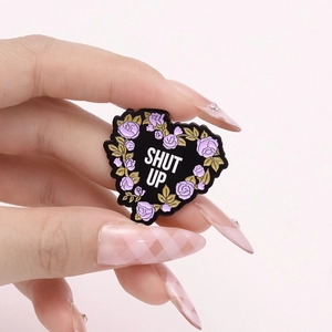 Broche en émail créative en forme de cœur avec roses mauves et texte Shut Up