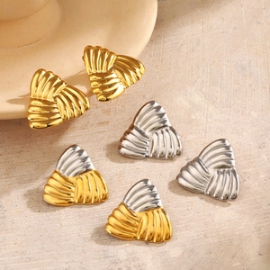 Trois paires de boucles d'oreilles triangulaires en or, argent et bicolores